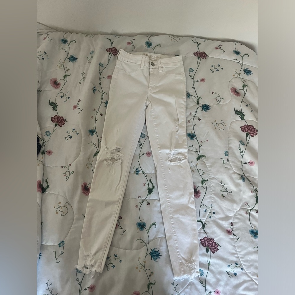 American eagle white ripped jeans size 2 brand new never worn